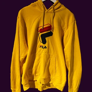 Fila hoodie - Fraktar via postnod!💛