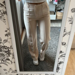 Madlady kostymbyxor  - Säljer ett par beiga Madlady kostymbyxor i jättefint skick. Storlek M, längd 32. Passar mig som brukar ha S/M i byxor! Jag är 169cm lång 🥰 200kr + 50kr i frakt. 