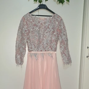 Maxi-festkläning - Maxi festklänning. Passa båda storlekar 36 + 38 M + L. Helt ny, 3 h använt.  