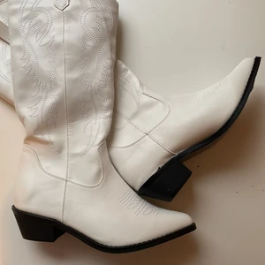 Boots - Populära cowboy boots som är helt nya.🤍