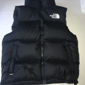 The North Face väst - Hej! Säljer denna väst i riktigt bra skick eftersom jag köpt en ny.  Cond: 9/10 Köpt från Junkyard Kan tänka mig gå ner i pris vid snabb affär.