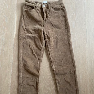 manchesterbyxor - Bruna manchesterbyxor i strl S/36 i midjan och 34 i längd från Only. Frakt ingår ej i priset💘