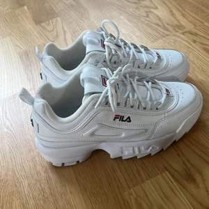 Fila skor - Säljer mina fila skor då dom inte kommer till användning längre. Använda endast 2 gånger. Storlek 38, original pris ca 1000 kr. Köparen står för frakten, kan mötas upp också 