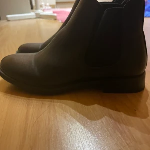 Ankelboots - Säljer ett par ankelboots i nyskick från feetfirst. Storlek 38 och har låg klack. Nypris: 450kr. Frakt tillkommer och köparen står för frakten. 