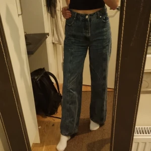 Vida och höga jeans från nakd strl.36 - Jeans från nakd i storlek 36. Har coola detaljer med extra sömmar. Använda mkt lite då dem inte riktigt passar i garderoben. Köpare står för ev. Frakt.