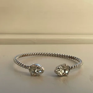 Caroline Svedbom armband - Silvrigt Caroline Svedbom armband. Inga skador över huvud taget. Säljer på grund av att jag endast använder guld smycken. Nypris 695kr och säljer för 300kr+frakt. Bara att höra av sig om du har frågor😊