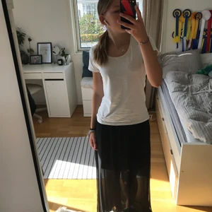 Långkjol - Jättefin långkjol från hm som ja köpt sacondhand men aldrig kommit till användning. Den är i storlek 38 och passar bra på big som är 165. Den han slitsar på båda sidorna, kom privat för fler bilder. Köpt för 100 säljer för 80+frakt💕🫶🏼
