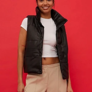 Väst - Supersnygg vadderad pu väst ifrån Nakd som tyvärr inte kommer till användning. Inga defekter, skriv för fler bilder💓