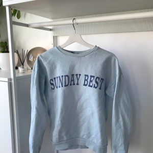 Tjocktröja - Supermysig sweatshirt från design by si. Två fläckar på ärmarna annars bra skick. Kontakta mig för frågor eller fler bilder💕🫶🏼