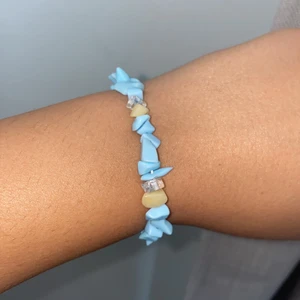 Armband - Ett gulligt armband med främst blåa stenar men även gula och genomskinliga☺️