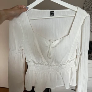 Vit blus  - En supersöt blus från Shein i storlek 38🤍  130kr +frakt 