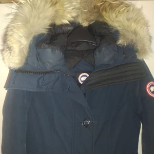 Canada goose Rossclair Parka - Sambon säljer nu sin canada goose Blå , jackan är i väldigt bra skick muddarna är hela och jackan har blivit bra omskött. Köptes på NK i stockholm. 