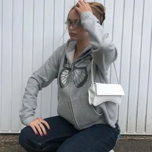 Zip hoodie - Zip hoodie med fjärilsmotiv 💗 Jätte fin och skön, första bilden är lånad.