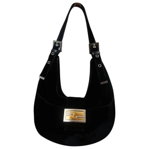 Handväska - Stilren väska som är både rymlig och praktiskt. Funkar perfekt till en bra skolstart 💕💕 Fint skick! Vintage fendi är trots allt vintage fendi