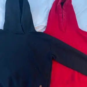 Två hoodies som ej används längre (röd och svart) mysigt att ha hoodies nu till vintern. Båda är samma pris!❤️