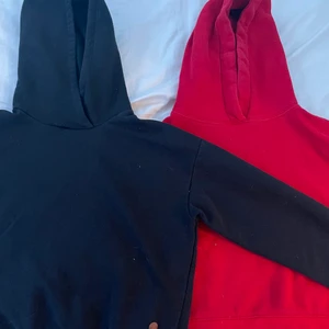 Hoodies  - Två hoodies som ej används längre (röd och svart) mysigt att ha hoodies nu till vintern. Båda är samma pris!❤️