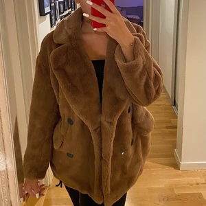 Brun teddy jacka - En sjukt mysig och varm brun teddyjacka!Perfekt nu i höst och även aldrig använd därför i nyskick. Säljer pågrund av ingen användning. Inte liten och tajt i storleken, passar mig som är S. Vid intresse skriv, pris går att diskutera vid snabb affär! 🤍