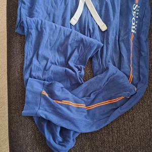 BOSS - Använda men bra skick. Stl L. ÄKTA. Sköna mjukisbyxor