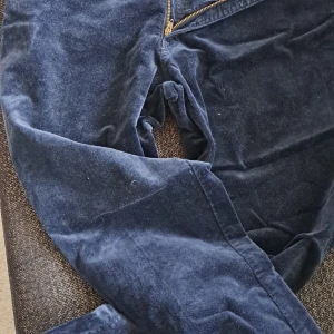 Armani Manchesterbyxor.  - Mörkblå helt nya Armani Manchester byxor i stl 32. Tror ej äkta därav priset men jävligt snygga