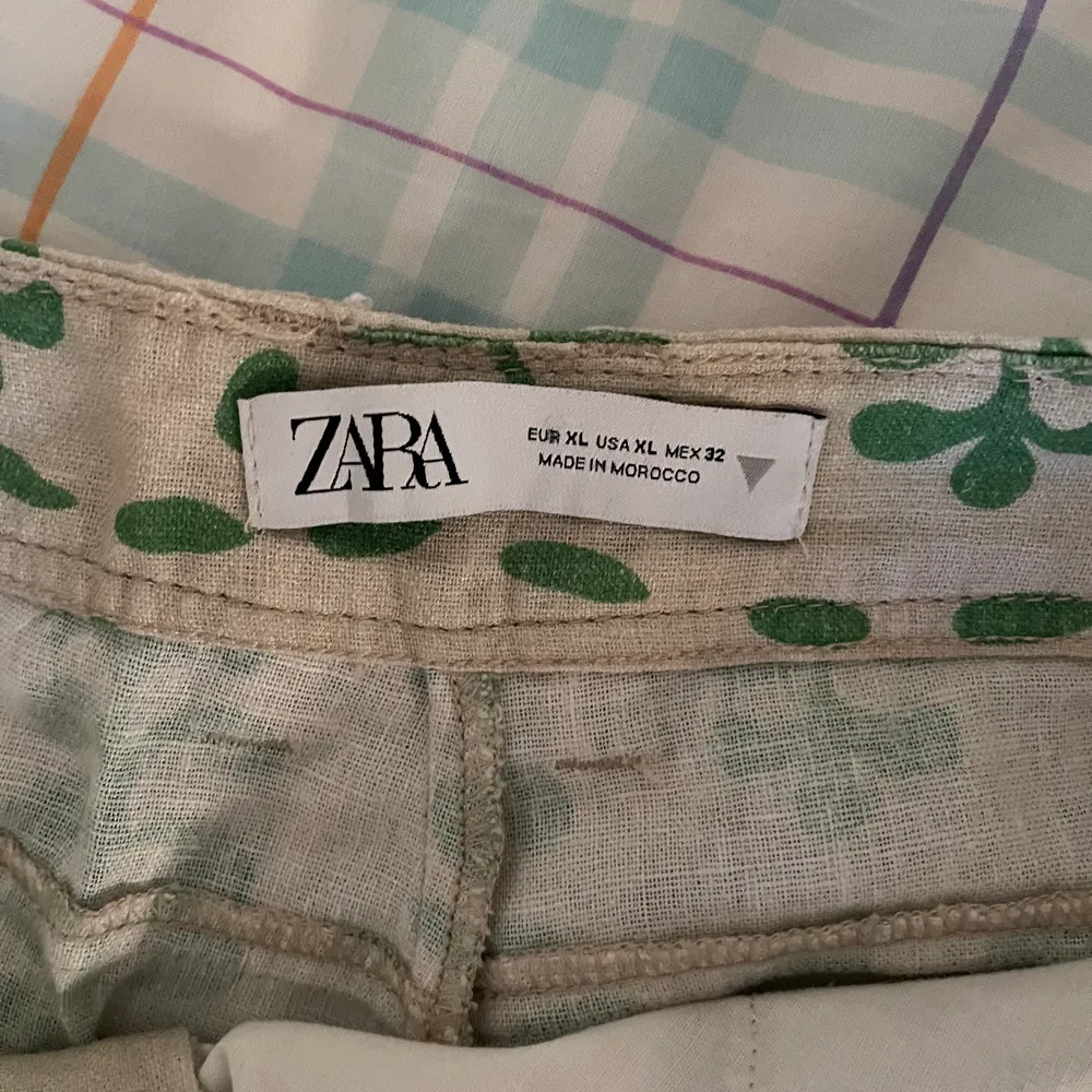 Printed pants from Zara. Size XL. Jeans & Byxor.