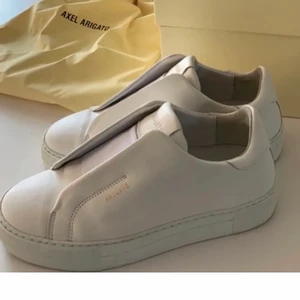 AXEL ARIGATO  - Vita sneakers från axel arigato i stl 37. Säljer då de inte passar mig. Kan mötas alterbativt står köparen för frakt🌹