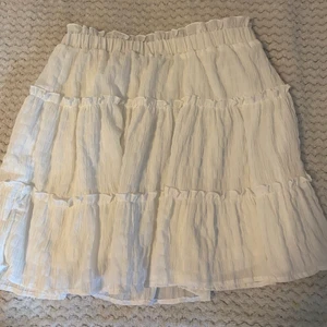 Volangkjol - Super söt kjol. Kan vara högmidjad. Lite för kort för min smak (170) men funkar annars!! Det är en L, men funkar för M❤️