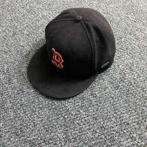 Baseball keps - Säljer denna red sox boston keps då jag inte använder den längre. Storlek står på andra bilden. Köpare står för frakt eller om det går att mötas