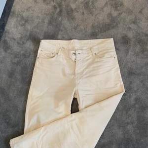 Manchesterbyxor - Ett par vit/beiga Manchesterbyxor från Sweetsktbs i storlek 33, i rak och avslappnad passform. Köpta på junkyard. Jag är 185 cm lång. Nypris 600 kr. Använda fåtal gånger 🫠 köparen står för frakt!