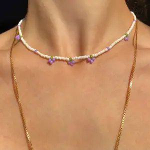 superfint halsband/choker med små vindruvor🍇 handmade♡ 🌱 längd: ca 36 cm material: glaspärlor & plastpärlor tråd: elastisk