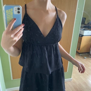 Svart klänning från zalando  - En svart långklänning i flera lager från vero moda köpt på zalando. Klänningen har reglerbara band och är i ett skönt material. Knappt använd! Köparen står för eventuell frakt. Skriv för fler bilder på längd/ i bak☺️