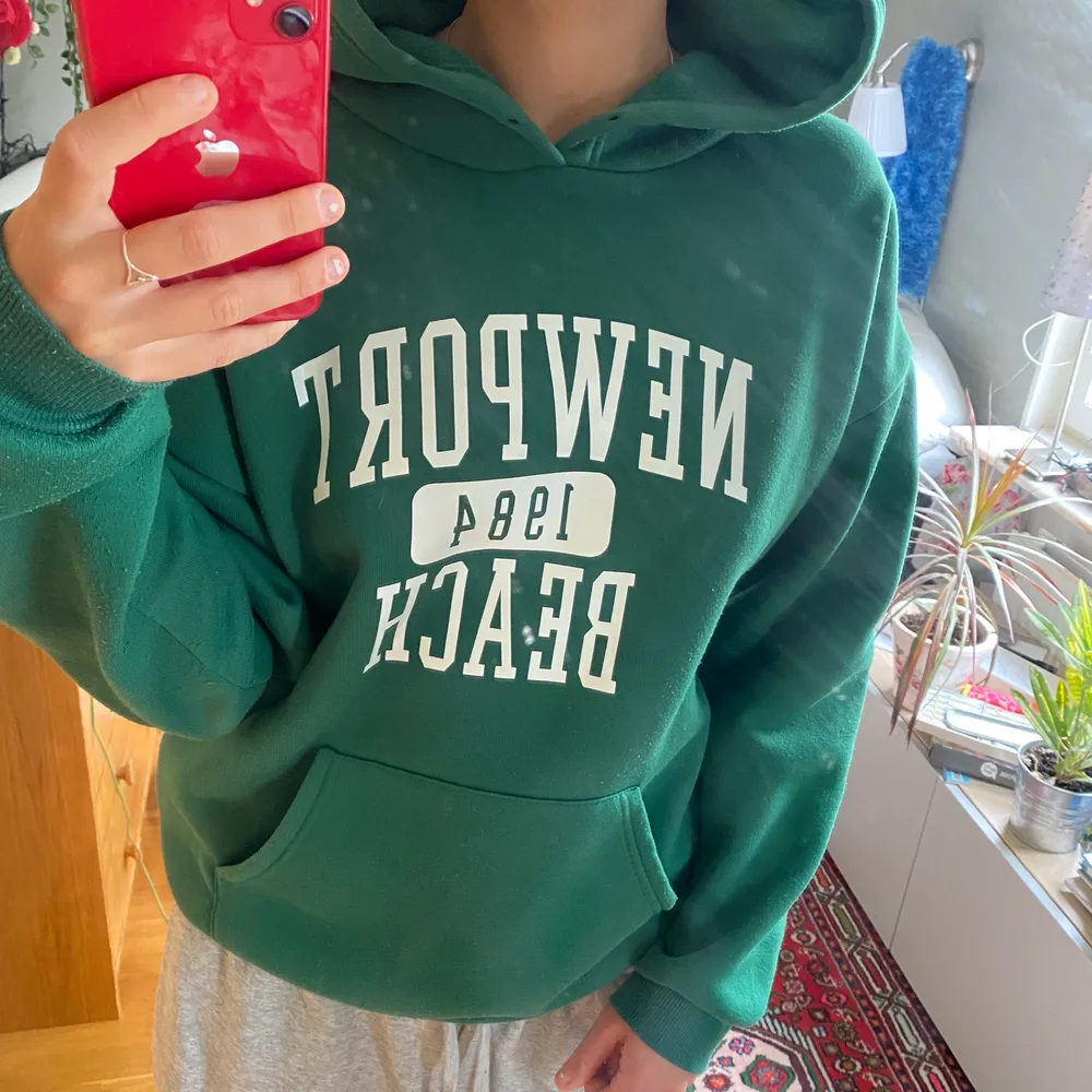 superskön grön hoodie som inte kommer till användning längre! Står storlek L men skulle säga att den sitter som M!💕💕 hör av er om ni har frågor eller vill köpa!. Hoodies.