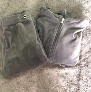Gina tricot mjukis set - Gina Tricot mjukisset i grått- använda max 5 ggr totalt. Snörena har gått av i tvätten o har inte hittat snörena, så säljer för 350 ist. Hela settet kostade 500kr. Tröjan är i S och byxorna är i XS🤭