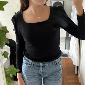 Tröja från Vero Moda  - Säljer min svarta tröja från veromoda! Aldrig använd så prislappen sitter kvar. 90kr + frakt, storlek S