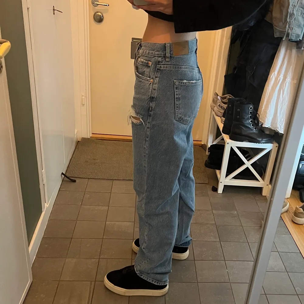 ⚠️Klicka inte på köp direkt⚠️ Skitsnygga raka jeans med slitningar från Gina tricot. Säljer då de blivit förstora för mig. Storlek 38, använda typ två tre gånger 🌸. Jeans & Byxor.
