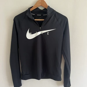 Träningströja - Säljer en nike träningströja då den är för liten till mig. Sparsamt använd❤️ 