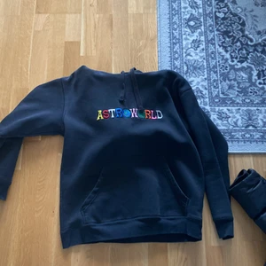 Astroworld hoodie - Travis Scott Astroworld hoodie. Använt än del och växt ut den nu. Köptes för ett bra tag sen. Hållit sin kvalite 