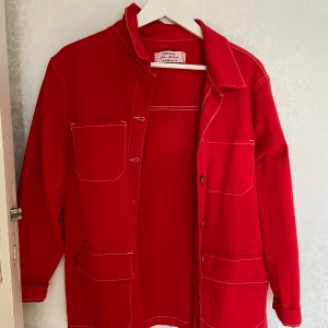 Röd jeansjacka - Röd jeansjacka Fint skick  Hund finns i hemmet.  Kan skickas om köparen betalar frakt 