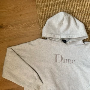 Dime Mtl hoodie  - Använd men fortfarande i väldigt fint skick. Tröjan är väldigt tjock och kvaliten är väldigt bra!  Nypris 1249kr Mitt pris 600 kr Bud är välkomna 