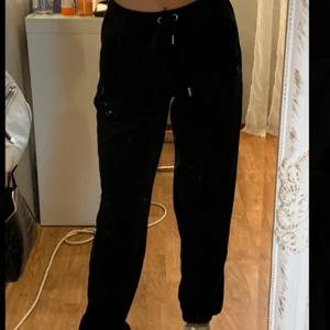 juicy couture byxor Strl S - Träningsmatrial och är jätte skön , använd men inget som är sönder 