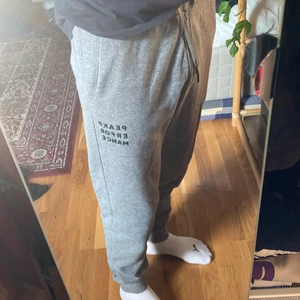 grå mjukisbyxor - mjukisbyxor från peak performance, superbra skick!