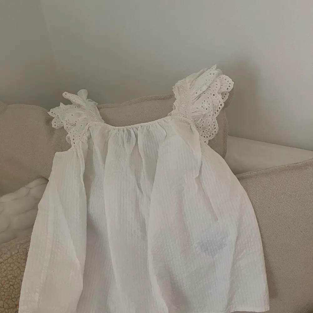 Säljer detta vita linnet med små detaljer i axlarna. Har ändast använt den en gång då den är för stor för mig. Den är precis som nu och jätte skön 😍. Toppar.