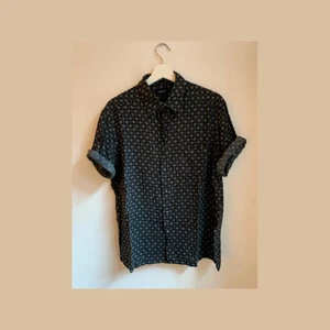 Vintage Spotted Short Sleeve Button Down - Size: Large 100% Rayon Secondhand/Excellent Condition