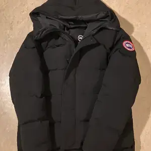 Hej säljer min canada goose macmillan fint skick använd endast en vinter. Storlek Xs/S