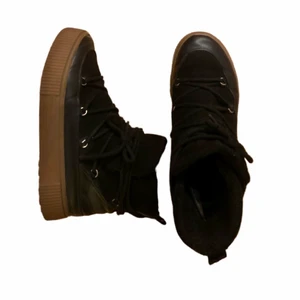 mjuka Inuikii liknande skor - Köpta på secondhand förra året i väldigt användt skick! Jag använda  Sedan de 2 gånger och könde efter att de var för små för mig. St 39 och true to size skulle jag säga! Lurviga och mjuka. Rekommenderar starkt att lägga in en sula i dem!(du måste typ de)