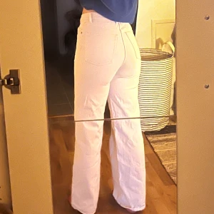 Utsvängda jeans - Utsvängda jeans i en benvit färg. I ny skick, sälja pga de har blivit för små. 