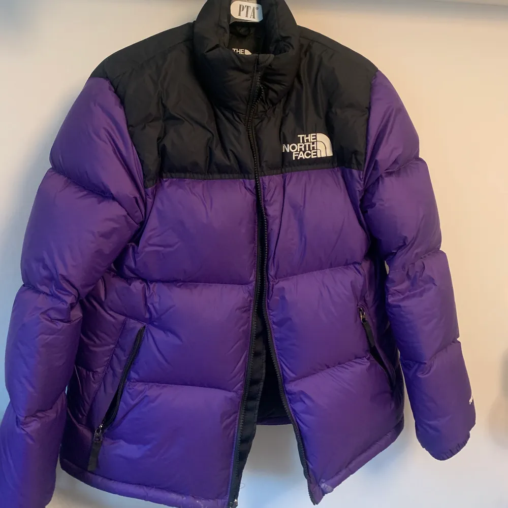 En lila the north face jacka som inte kommit till användning. Knappt använd så är i väldigt bra skick. Är i storlek 164 men sitter större som en XS/S på mig som är 165. Säljer för 1200kr. Köparen står för frakten💕🥰. Jackor.