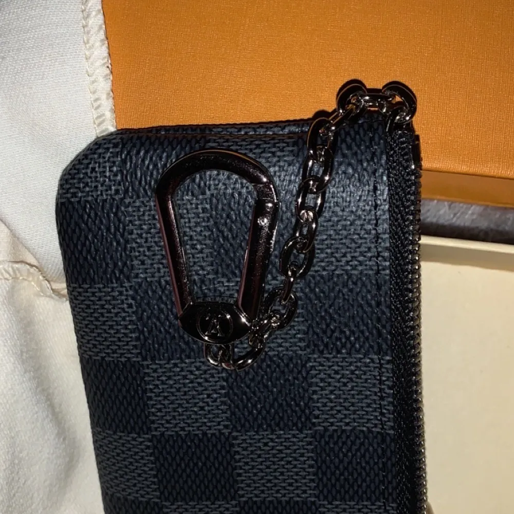 Louis Vuitton Key Pouch, box, dustbag och tillbehör medföljer, säljs pågrund av ingen användning. Kan även bytas :). Övrigt.