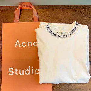 Acne Studios Neck Logo Tee - Hej, säljer nu min Acne Studios T-shirt. Den är i jättebra skick utan tecken på användning. Storlek L och True To Size. Har påse kvar från köp. Priset är inte hugget i sten. Hör av er vid frågor.