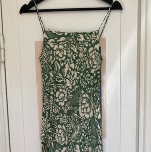 Blommönstad långklänning - Så fin långklänning/ maxiklänning från zara. Passar perfekt till sommaren men även hur bra som helst nu till hösten💚 (kan även fraktas)