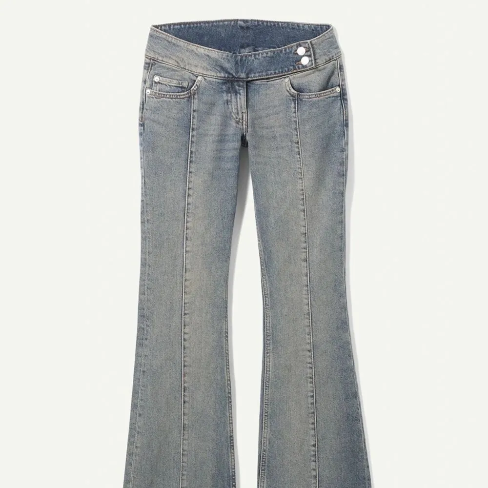 Säljer lågmidjade jeans, använd ett fåtal gånger. Storlek 25x34 passar som XXS/XS.  Färg: Marinblå/grå.. Jeans & Byxor.